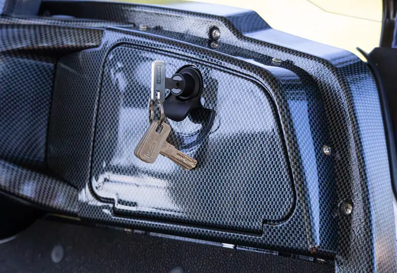 Lockable glove compartment with keys